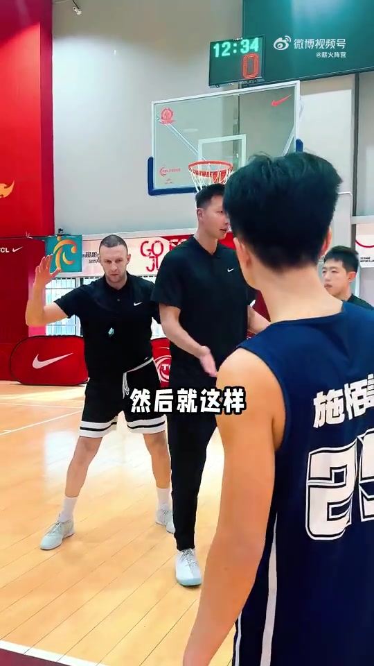 最快足球比分-干货！易建联亲自示范内线卡位要球 抢占位置+对抗控重心