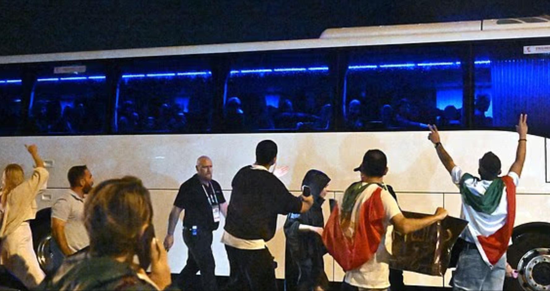 7m足球比分-伊朗女足手语比出求救讯号，伊朗球迷围堵大巴呼吁保护球队成员