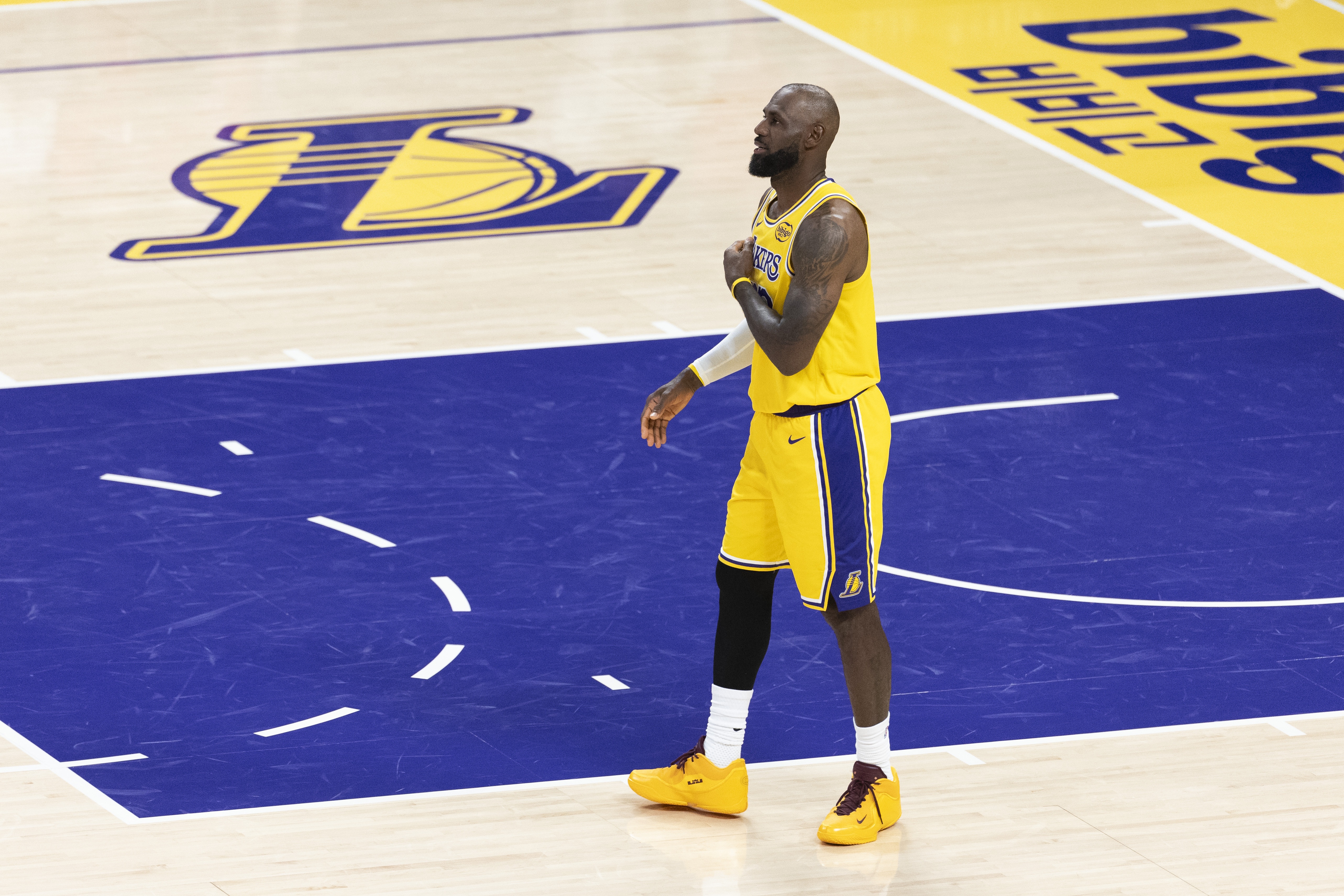 Shams：詹姆斯本人&amp;联盟感觉他会再打一年 湖人表现影响他的未来