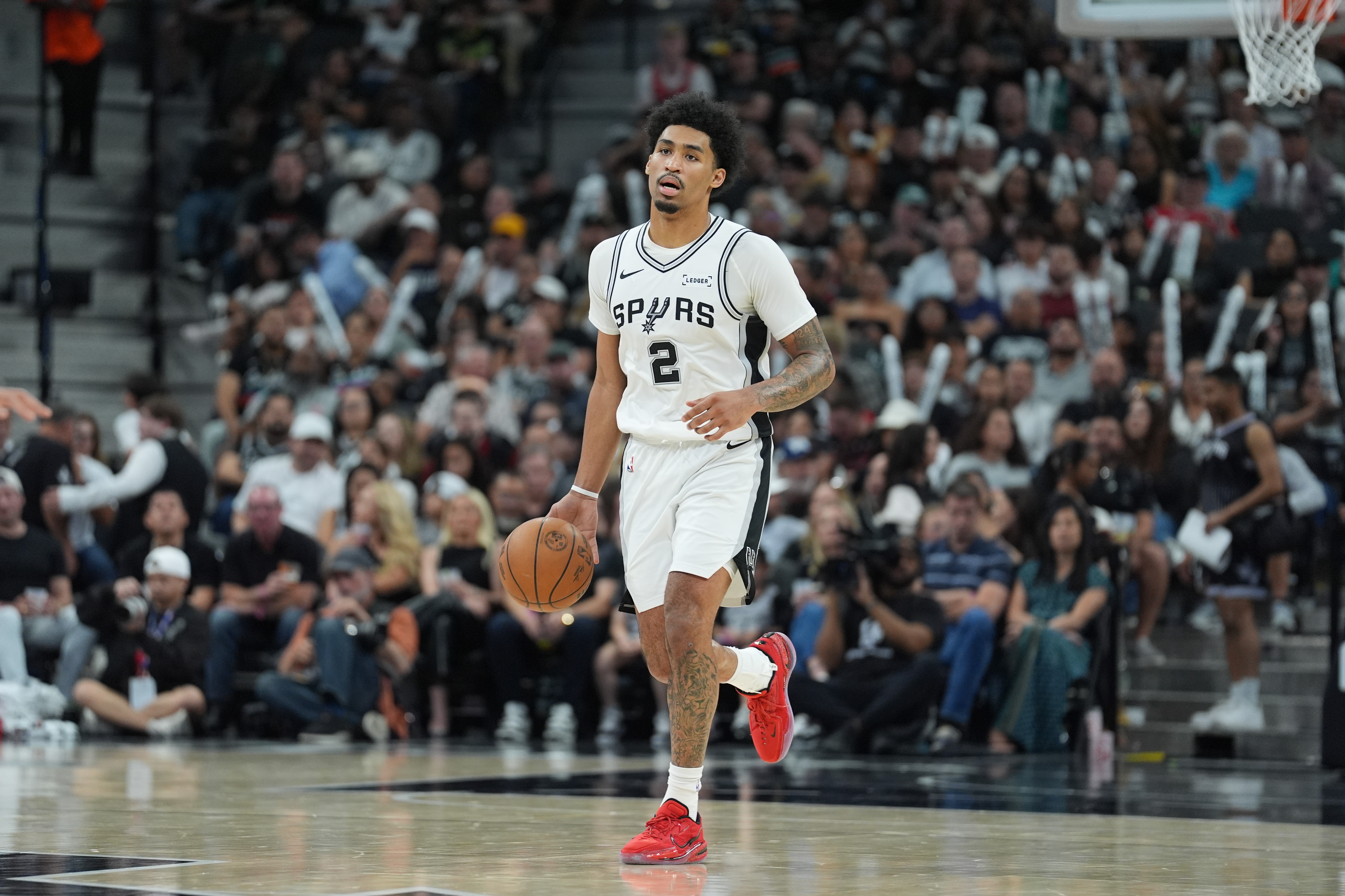 足球比分7m-新秀赛季常规赛结束！马刺官方：哈珀因左大拇指伤势提前退赛